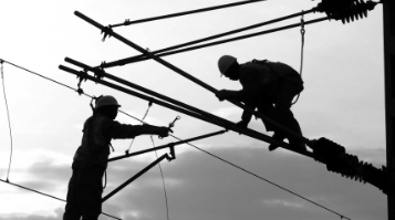 electricistas trabajando